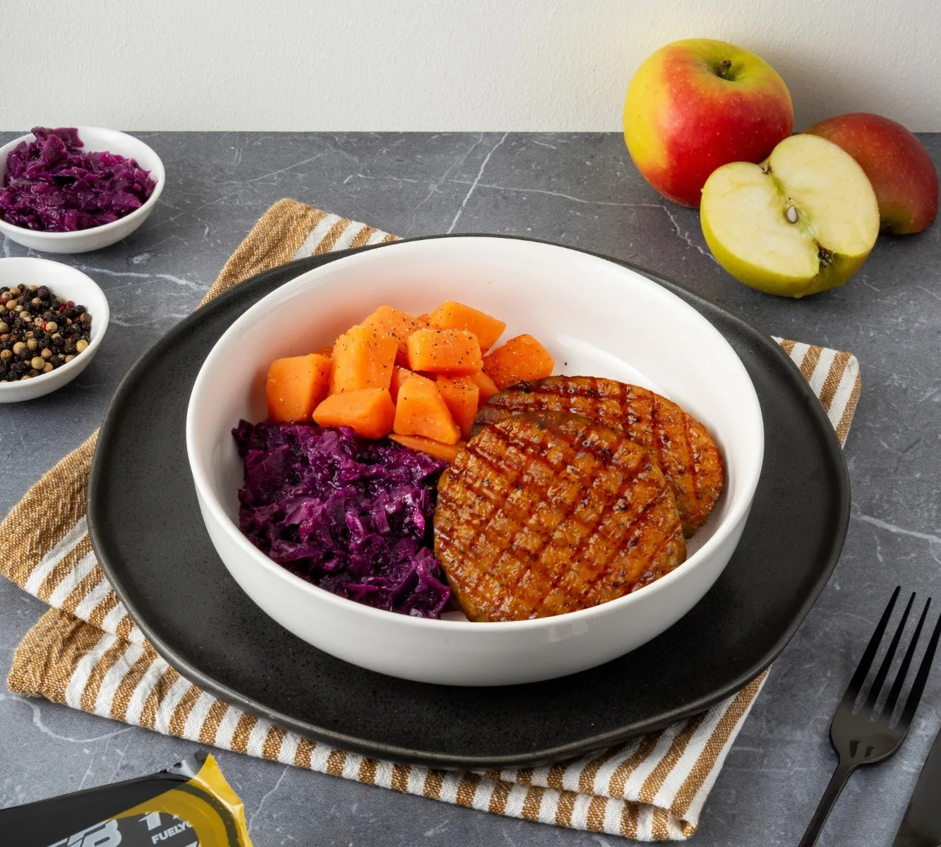 Zoete aardappel stukjes - Kipburger - Rode kool met appel (met kruiden)