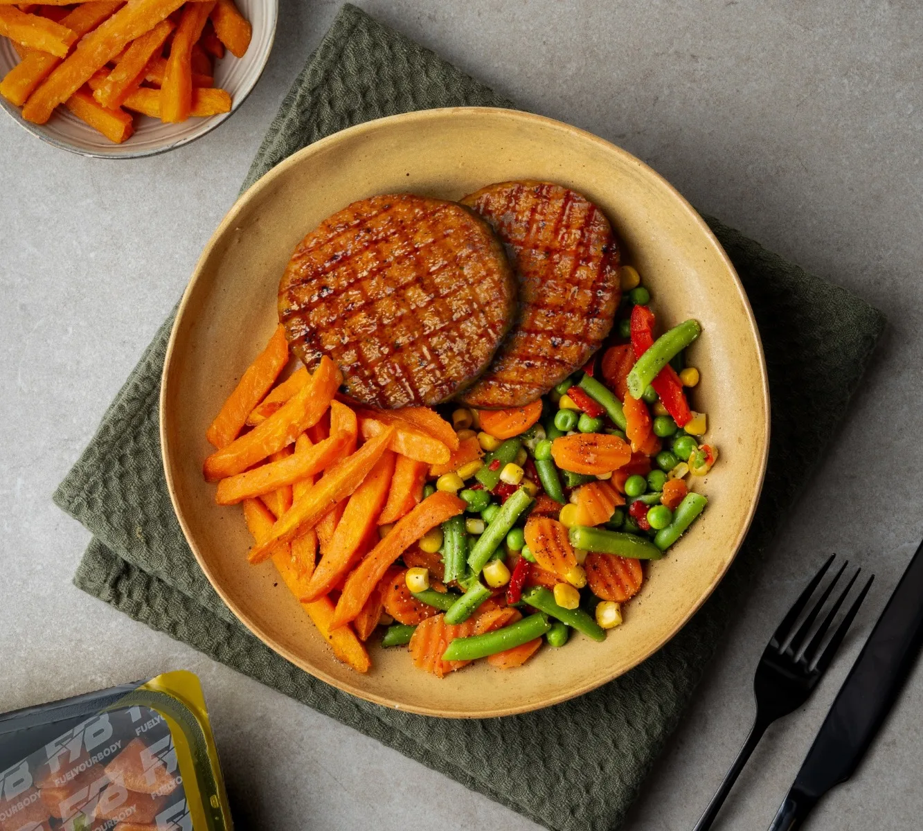 Zoete Aardappel Friet - Kipburger - Mexicaanse Groentemix (met kruiden)