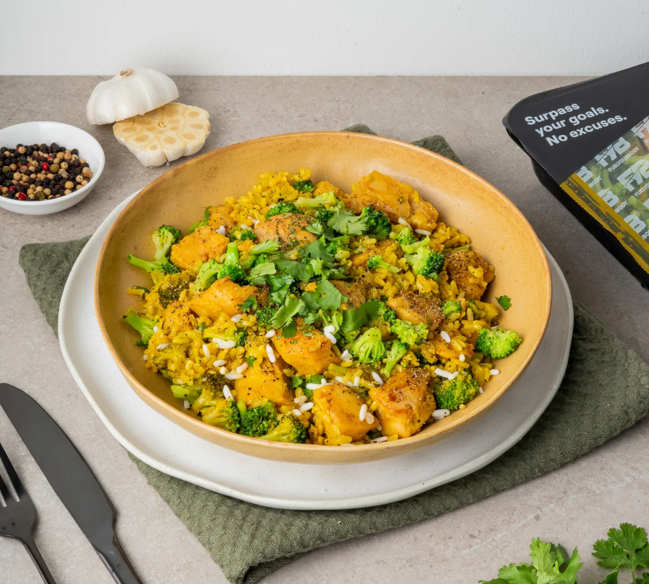 Zilvervliesrijst - Gebakken Kipfilet Blokjes - Broccoli (Bombay Curry sauce) [BULK]